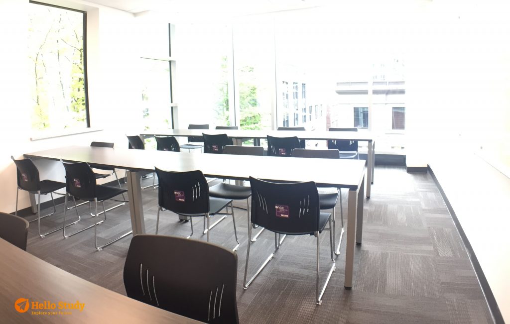 04-%e7%92%b0%e5%a2%83%ef%bc%9a%e5%a4%a7%e7%89%87%e5%b0%8d%e5%a4%96%e7%aa%97%e7%9a%84%e6%95%99%e5%ae%a4