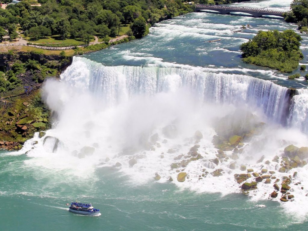 -canada-visit-short-consider-a-jaunt-to-niagara-falls-we-hear-the-view-from-the-canadian-side-加拿大 尼加拉瓜瀑布 楓禾 HelloStudy